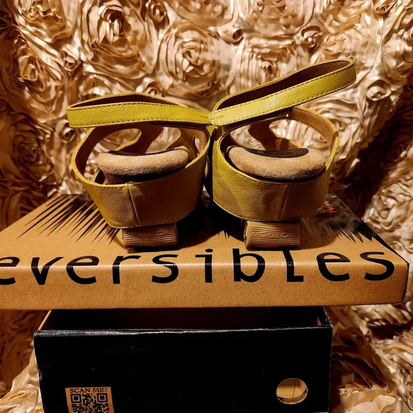 Reversible Yellow and Black Sandals - Picture 2 of 8